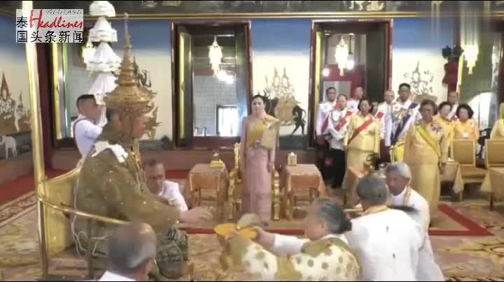 视频：泰国国王接受圣器 头戴7公斤重皇冠