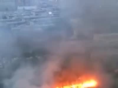 #西安一小区大火# 西安纺织城小区大火，至少30间屋被烧毁，怎么会