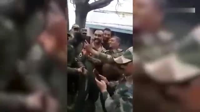 视频-印度被俘获释空军飞行员出院 受热捧被争抢合