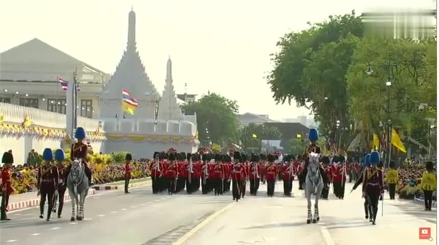 视频-泰国新王巡游 民众穿黄色衣服朝拜