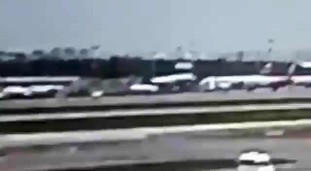 视频：监控拍下俄罗斯客机迫降画面 第二次重着陆时