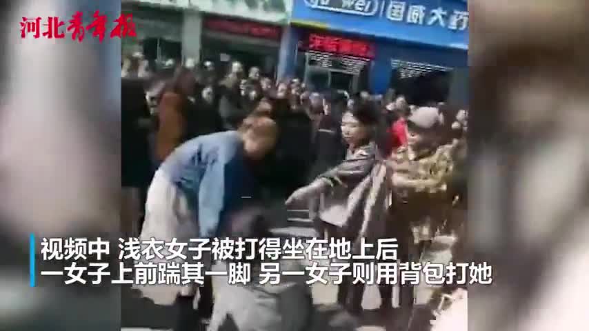 视频：男子疑因被前女友辱骂 携现任对前任当街殴打