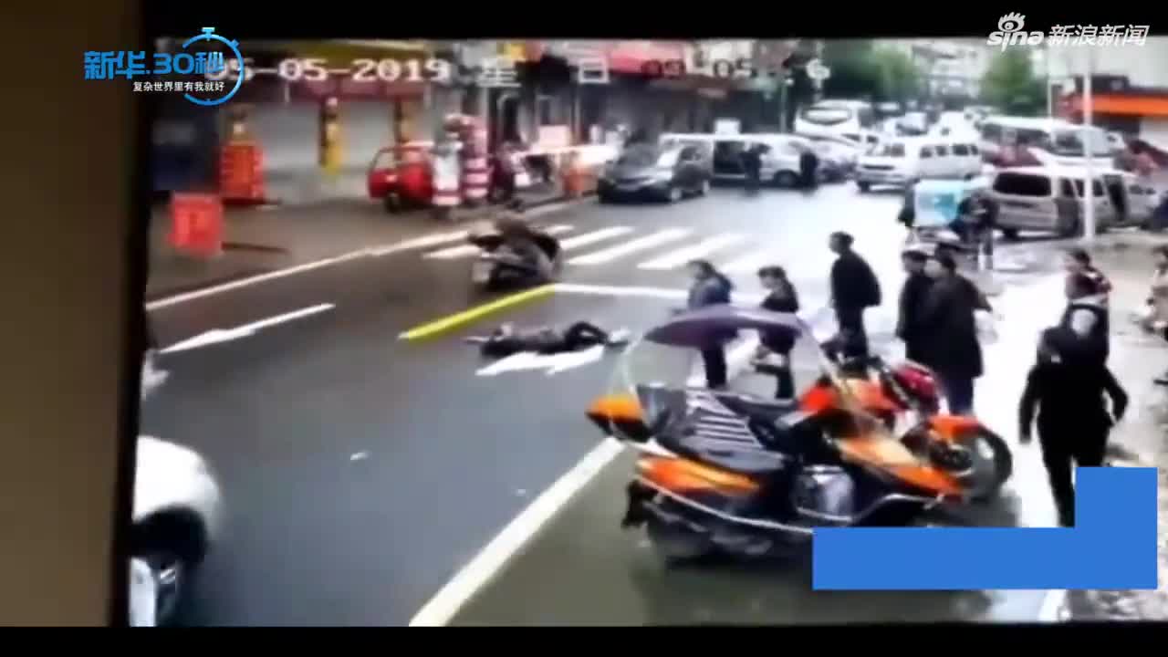 视频：丧心病狂！男子撞人后倒车进行二次碾压