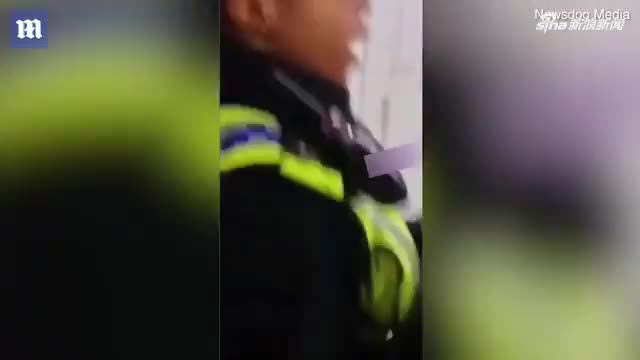 视频-伦敦火车站滋事者挑衅女警 趁其不备顺走警帽