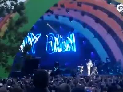 Lady Gaga彩虹舞台献唱苹果新总部