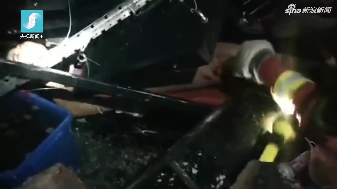 现场视频：广西百色一酒吧发生屋顶坍塌 已造成1死