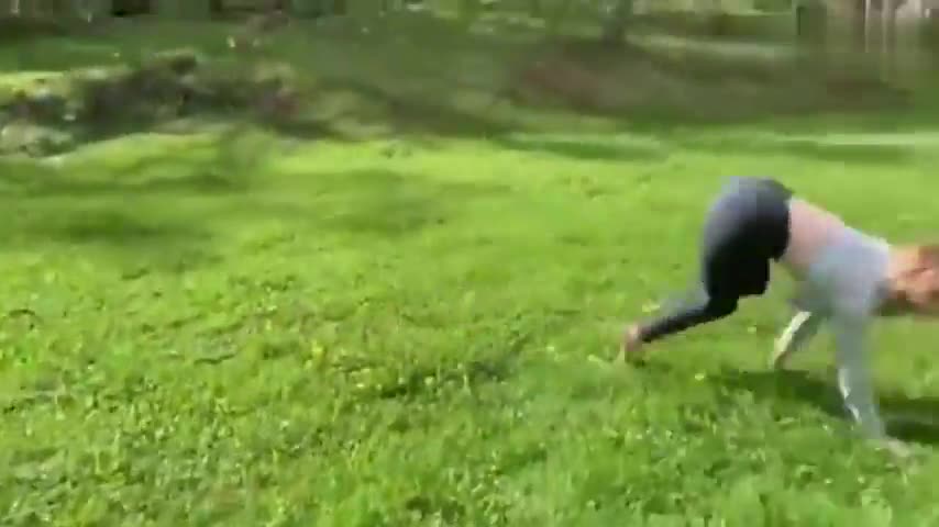 视频：挪威女子喜欢四肢着地奔跑 还能跨越障碍物