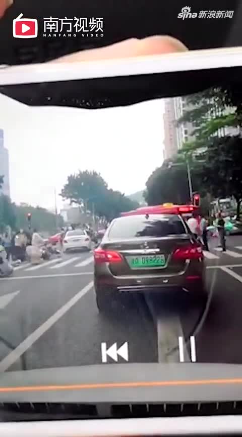 视频-广州一女司机闯红灯与行人和2车相撞