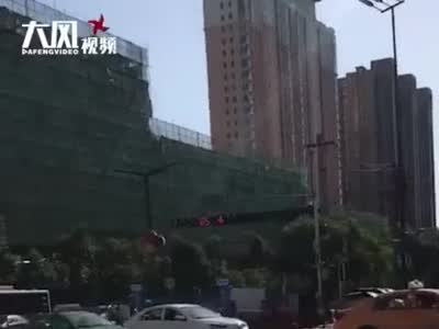 视频：西安一道路涌出大量白色泡沫 气味刺鼻