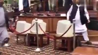 视频-阿富汗议会因新议长任命争吵不休 议员拿着大