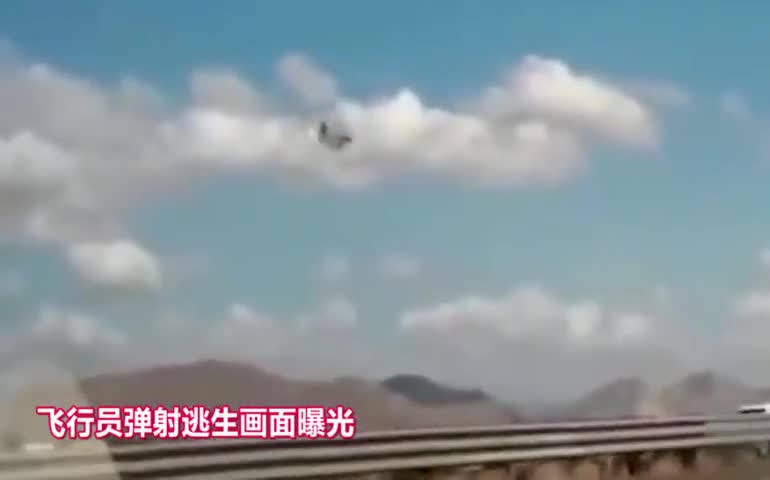 视频：美军F16战机坠毁撞楼 飞行员弹射逃生画面