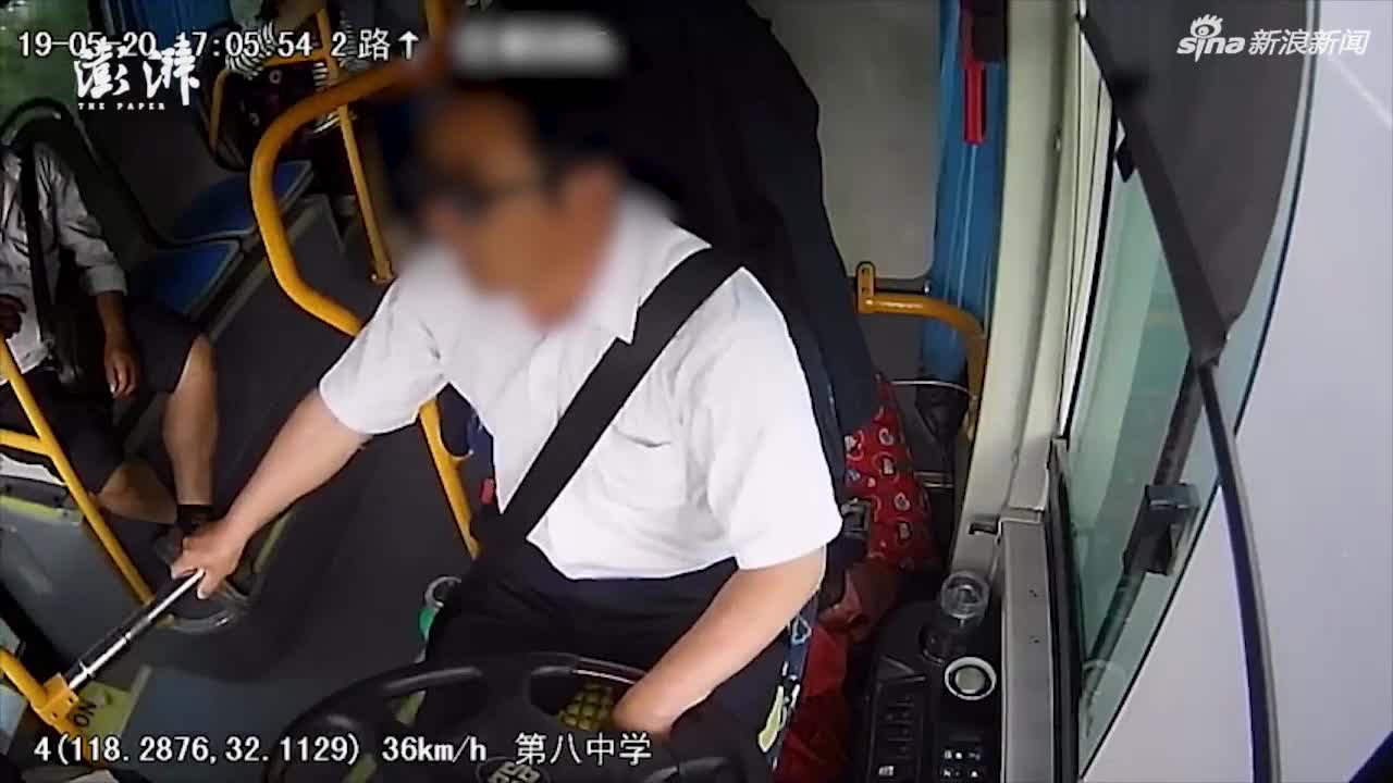 视频-公交上司机乘客互骂 乘客持茶杯砸其头