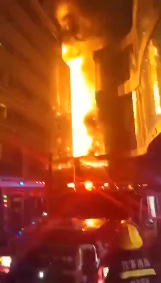 视频：南京新街口金鹰A座失火 现场火势猛烈