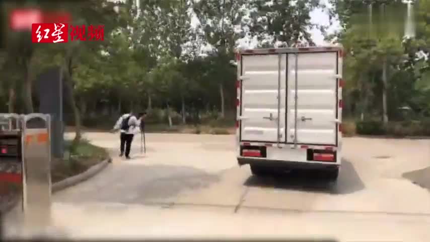 视频：庞青年首坐水解制氢车 现场展示“排出的水能