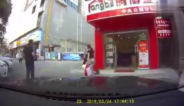 视频：女子驾车撞向店铺 副驾男子绝望5连吼