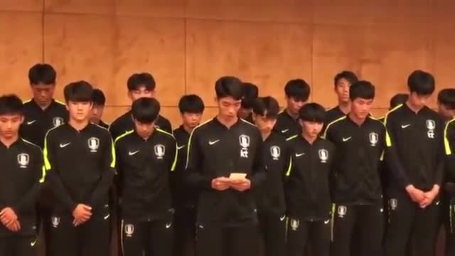 视频：韩国U18全队就踩奖杯行为道歉 当事球员亲