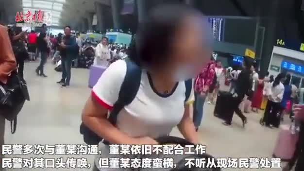 视频-“我就不配合”！女子不安检脚踹民警被拘留7