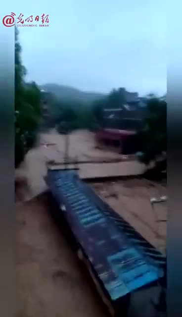 视频：广西多地暴雨致1人死亡4人失踪 房屋被冲毁