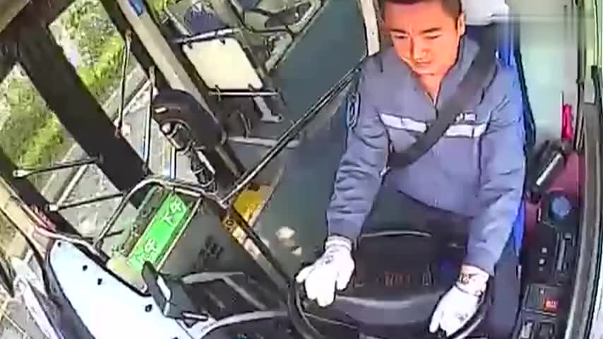 视频：快递员翻车 外卖小哥公交司机齐帮忙