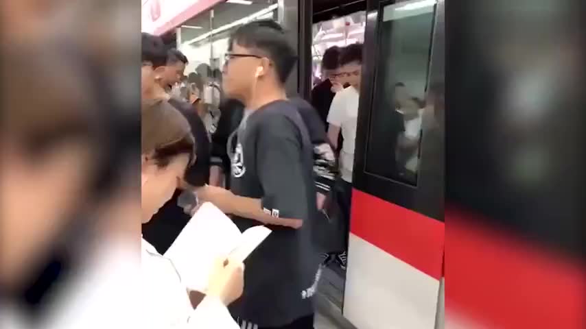 视频：杭州地铁停站停歪了 乘客夹缝中下车