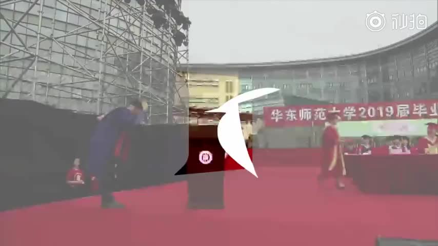 视频-毕业典礼上美留学生用流利中文讲段子：论文让