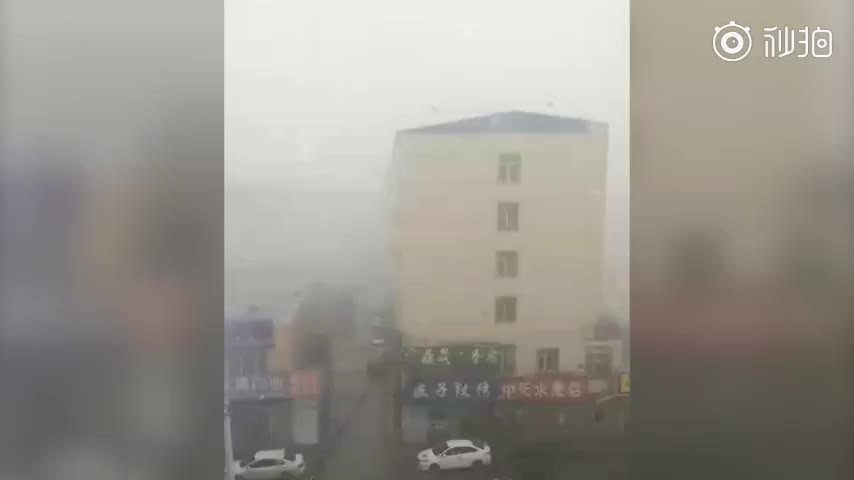 视频-狂风暴雨侵袭吉林 楼房顶部被掀飞多车被砸