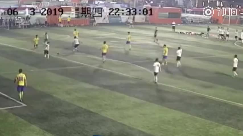 视频：西安一足球赛发生肢体冲突 暴力飞踹不断