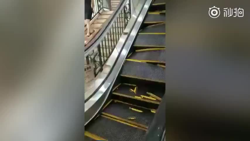 视频-商场电梯崩裂瞬间 2人快速脱险