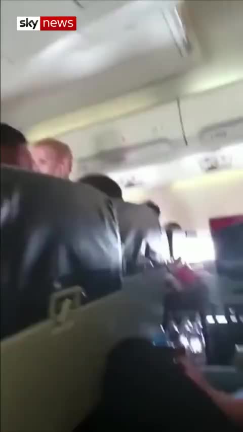 视频-飞机遇气流剧烈颠簸 空姐被颠飞撞到顶棚