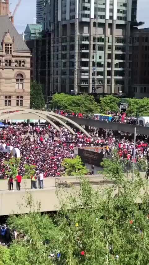 视频-多伦多猛龙队夺冠庆典期间 市政厅前广场发生