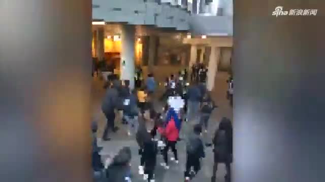 视频：百名青年在伦敦著名购物中心攻击警察 引发“