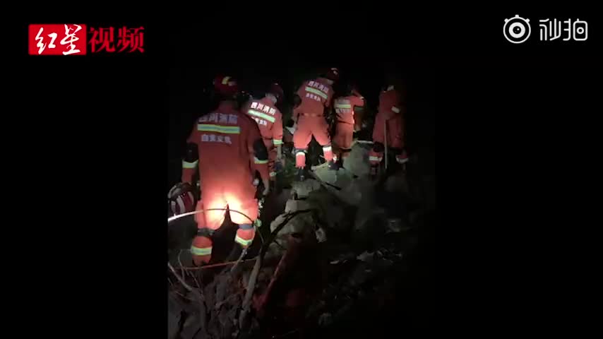 视频：救援遇山体滑坡道路堵塞 四川自贡消防连夜徒
