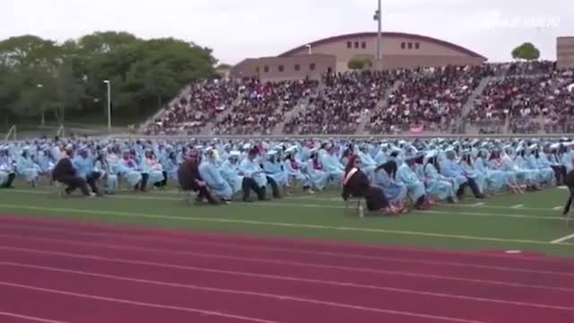视频：美国一高中生因毕业演讲时抨击学校走红网络