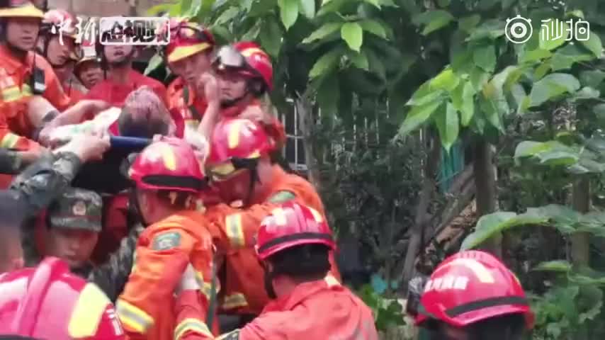 视频-四川长宁6.0级地震：消防员和武警救出一家