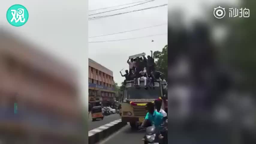 视频-公交司机急刹车 30个印度学生齐刷刷掉下车