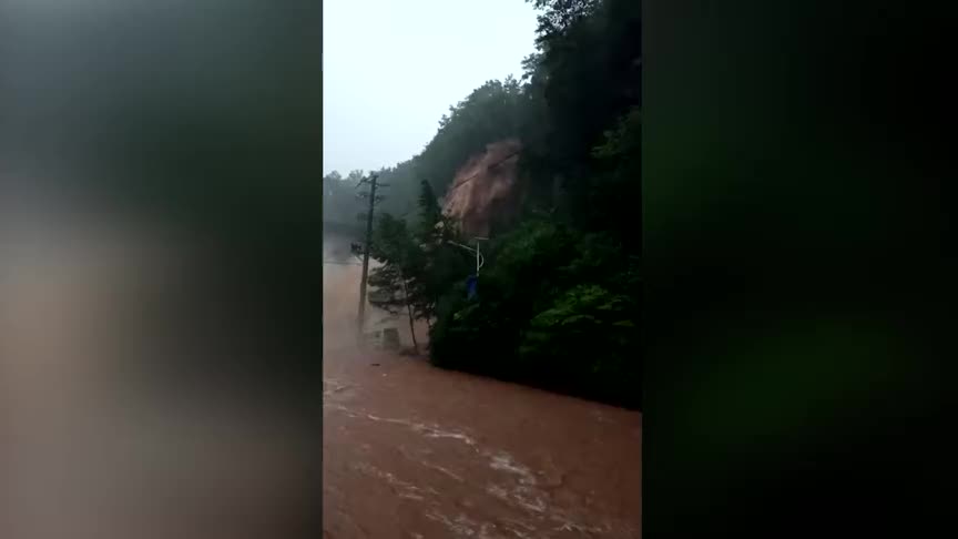 视频-四川巴中暴雨致山体滑坡：山洪如瀑布倾泻