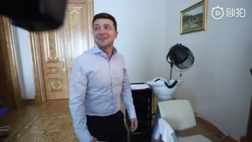 视频-洗剪吹吗？乌克兰总统带记者参观办公室
