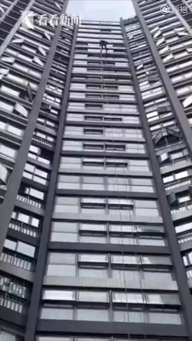 视频-“蜘蛛人”高温天擦玻璃外墙 29楼住户送无