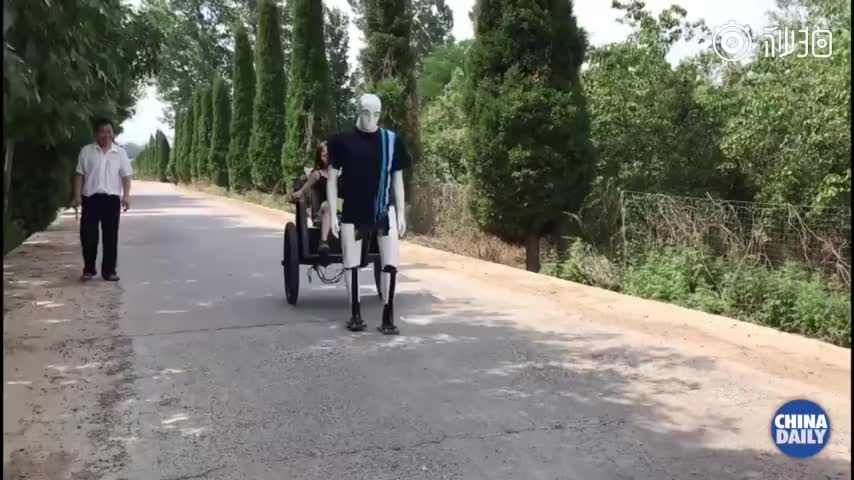 视频-大叔花两年造机器人拉车散步：宝马车也不换