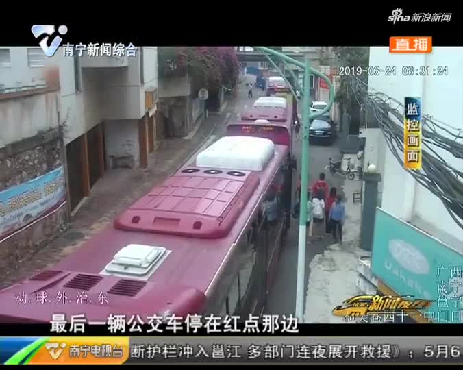 视频：中考送考车走错考场还抛锚 警民紧急护送14