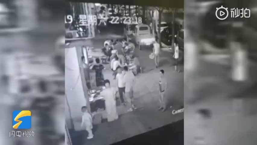 视频：失控轿车撞向人群 饭店老板娘神反应救下小孩