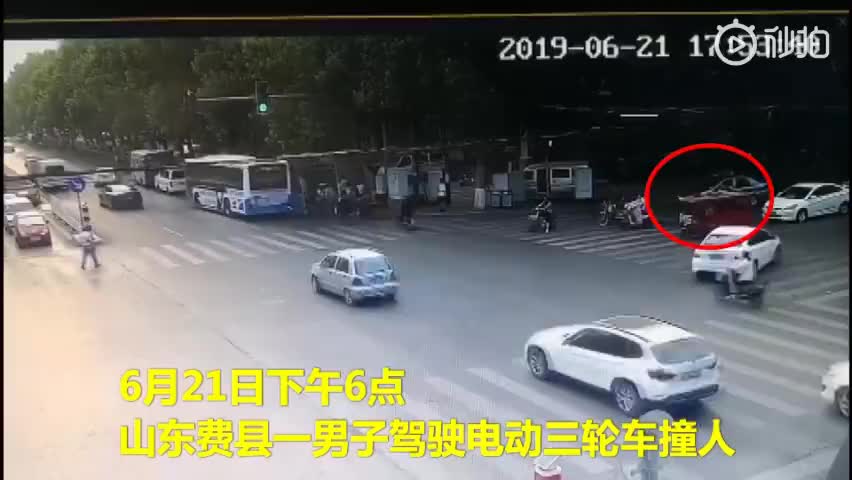 视频：酒驾三轮撞人后逃跑 交警纵身跃上车顶