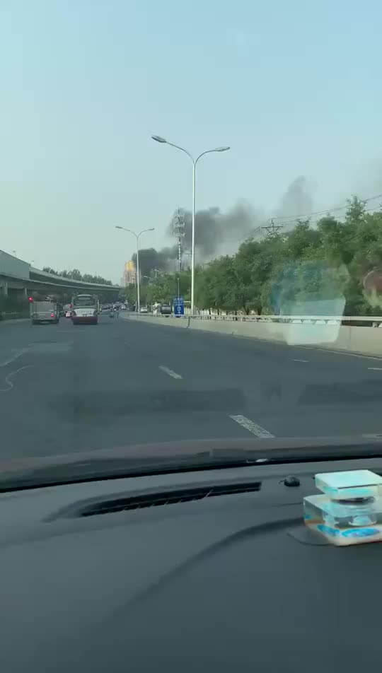 现场视频：北京辛店公交车站附近中巴起火