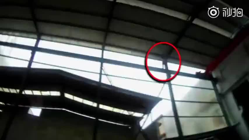 视频：工厂跳闸停电 女子不愿停工爬上车间行车闹轻