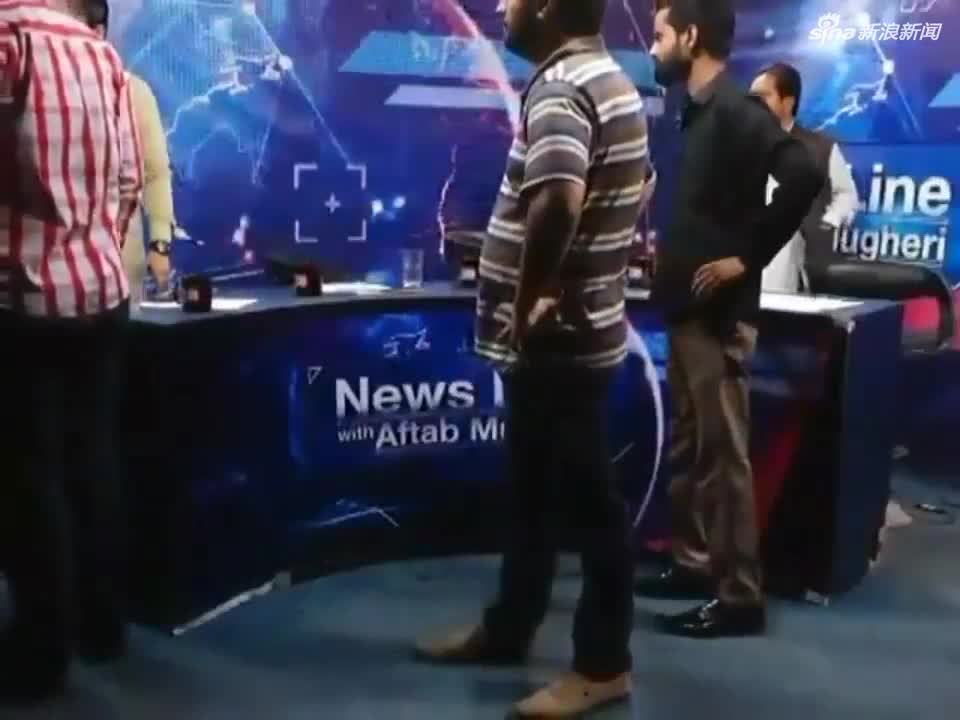视频：巴基斯坦政客与记者直播中吵架 不顾形象打成