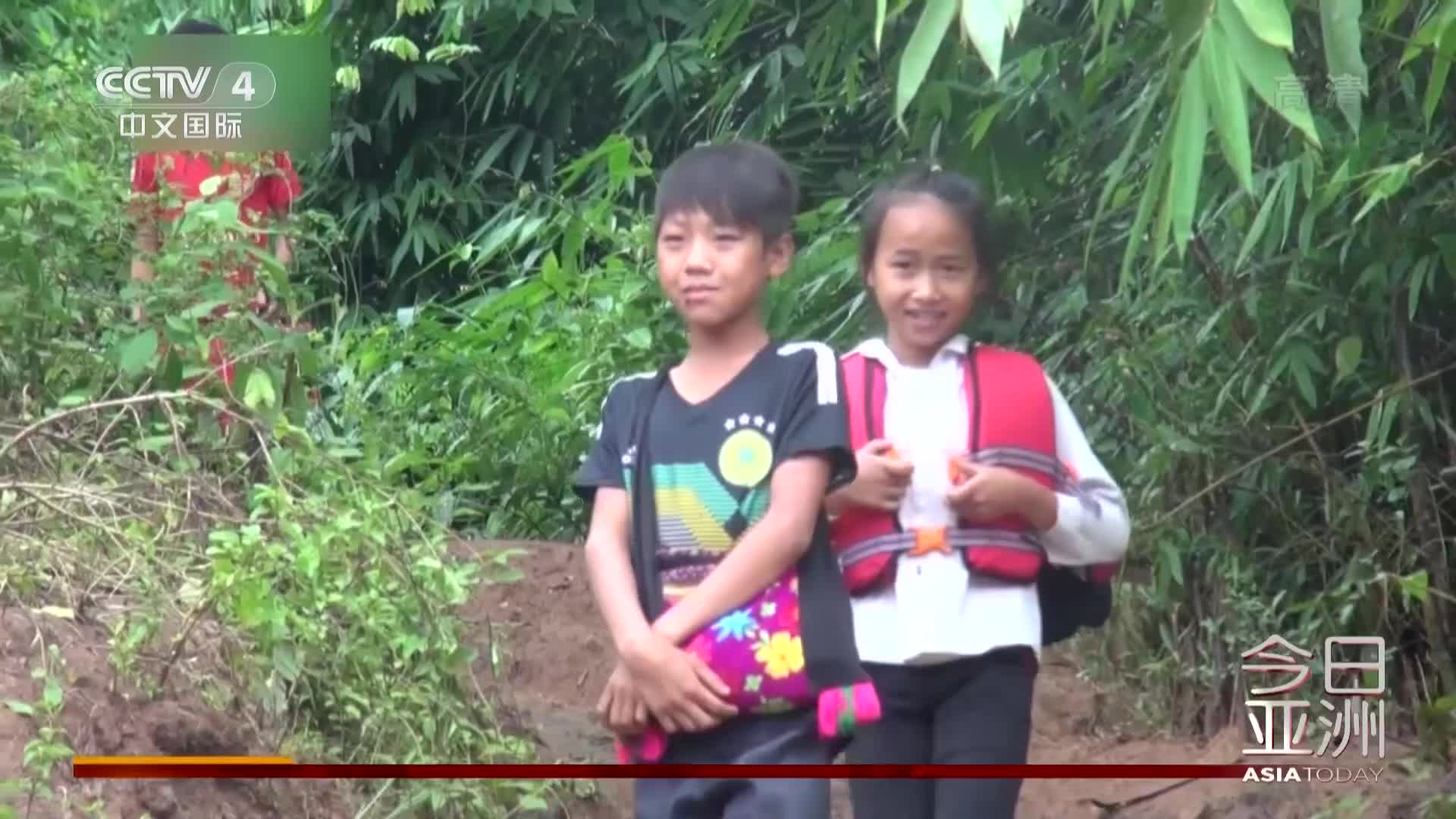 视频-越南孩子上学苦：被人装入塑料袋中过河