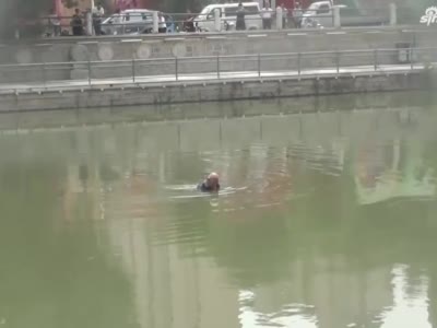 濮阳老人被困河中央 消防员淤泥中艰难前行将其救出
