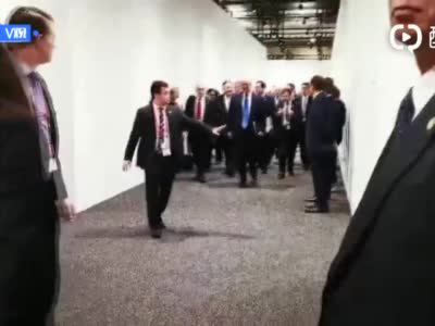 视频：中美元首会见开始特朗普团队到达现场_新浪视频