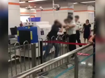 上海一安检员与乘客因开包检查发生冲突,警方:安检员已停职_浦江头条_澎湃新闻-The Paper