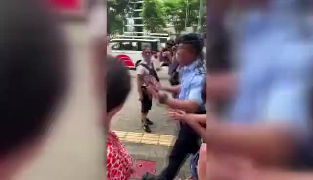 视频-香港大妈立法会外怒斥反对派：我以中国人为豪
